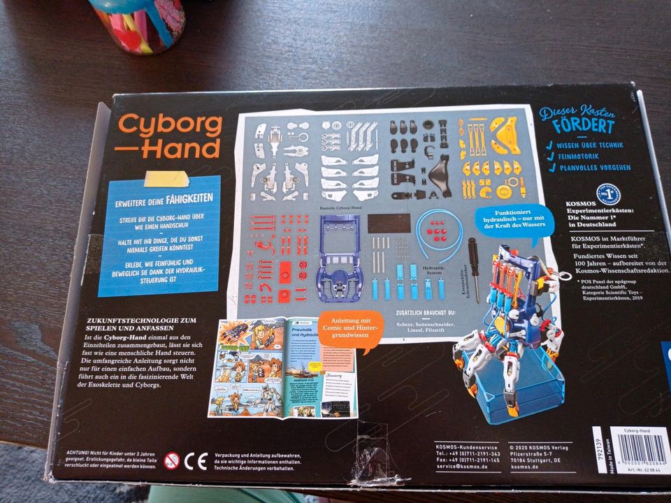 Cyborg Hand in Stapelfeld