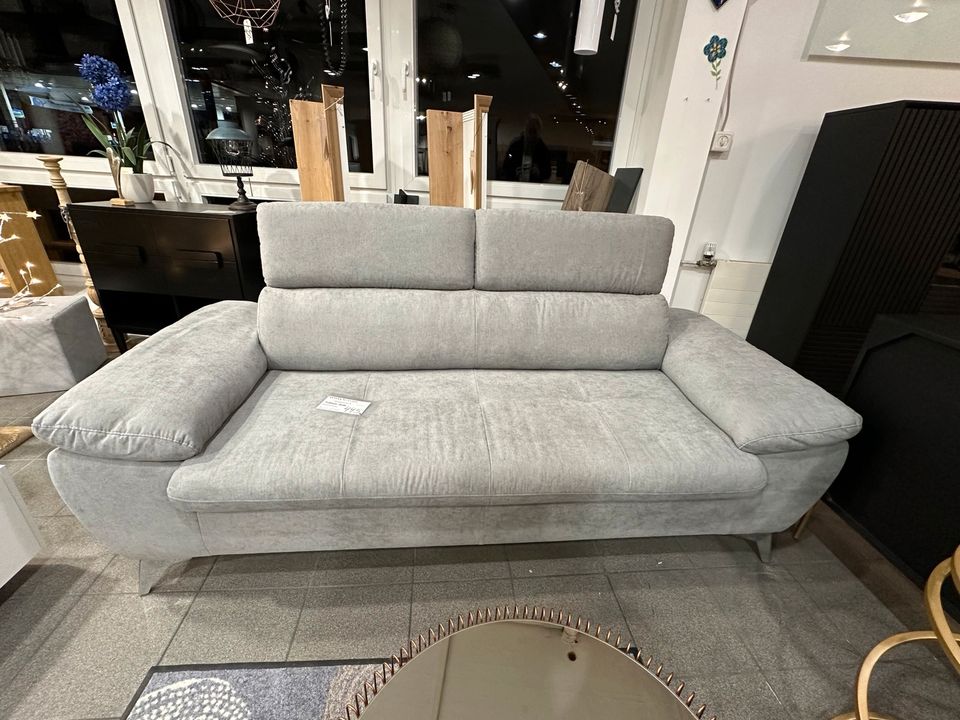 3-Sitzer Sofa Couch hellgrau 215 cm Breite in Blomberg