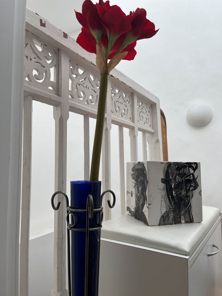 Blaue Vase hoch in Passau