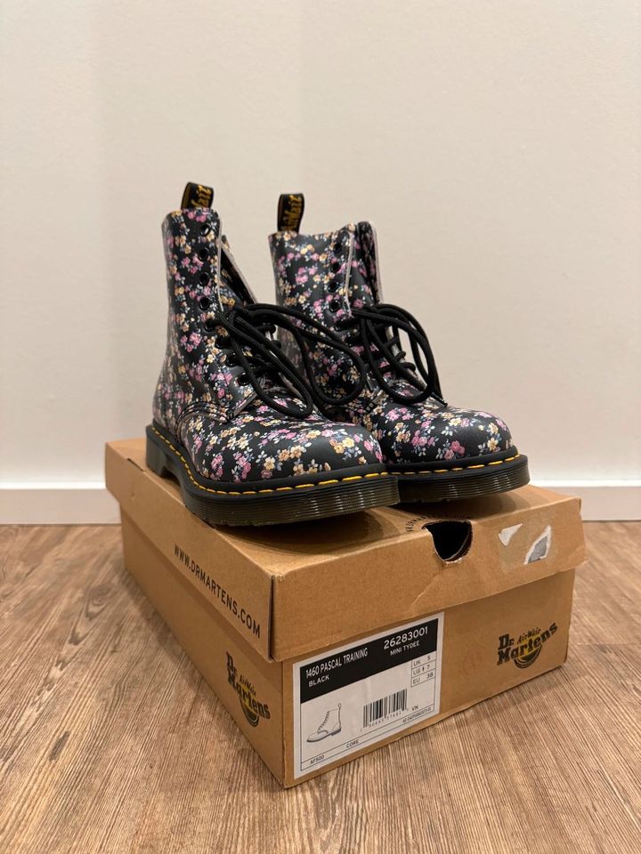 Dr. Martens 1460 Pascal Training schwarz Blumen - Gr. 38 - Neu in Geldern