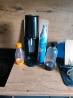 SodaStream mit zwei Plastikflaschen und ein Sprudelzylinder Niedersachsen - Einbeck Vorschau