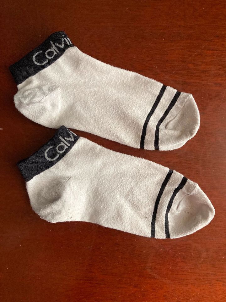 1 Paar Sneaker Socken - Gr. 39 - 42 - Calvin Klein-weiss  mit sch in Alfter