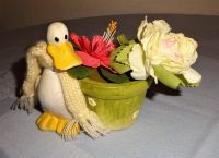 NIEDLICHE ENTE mit gestricktem Wollschal, Blumengefäß mit Blüten Chemnitz - Helbersdorf Vorschau