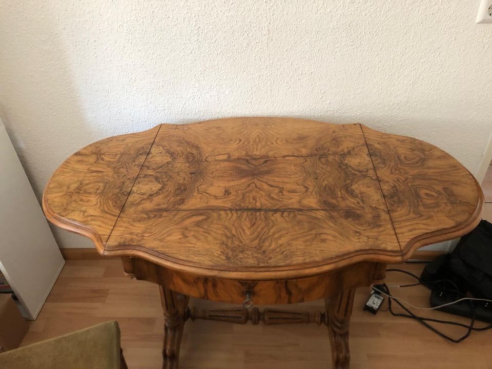 Tisch mit 2 Stühle antik in Lörrach