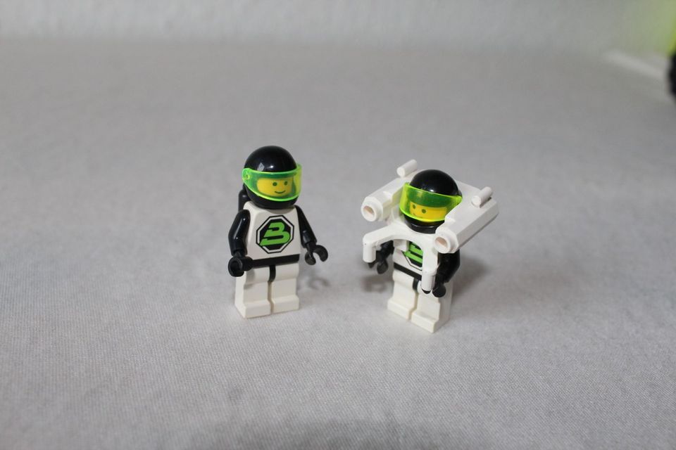 Lego Space Blacktron II – 2 Astronauten aus 6704 in Bordesholm