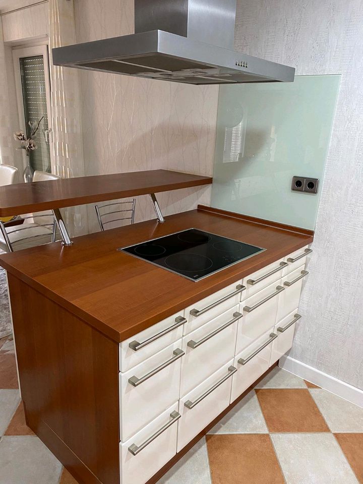 Hochglanz Küche mit Kücheninsel inkl. Geräte und Licht in Ibbenbüren