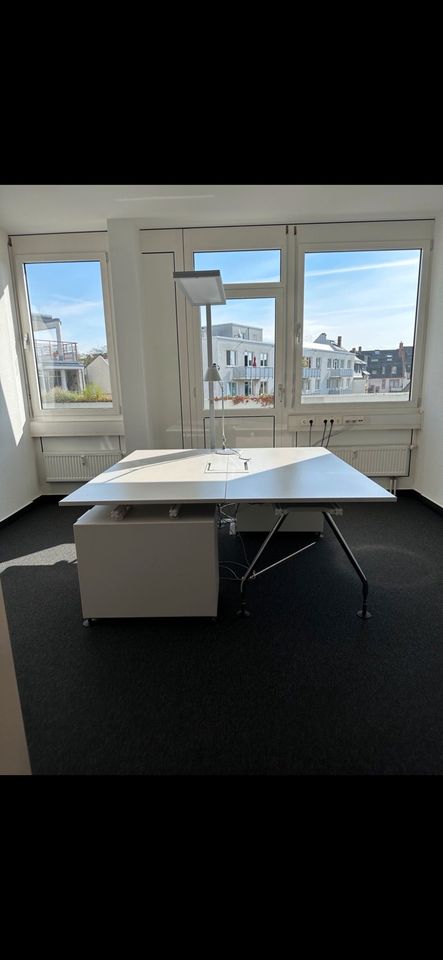 100 x Vitra Ad Hoc Schreibtisch weiß Sonderangebot Büro in Rodgau