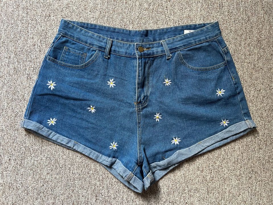 Jeansshorts Shorts Gänseblümchen Shein in Oelsnitz/Erzgeb.