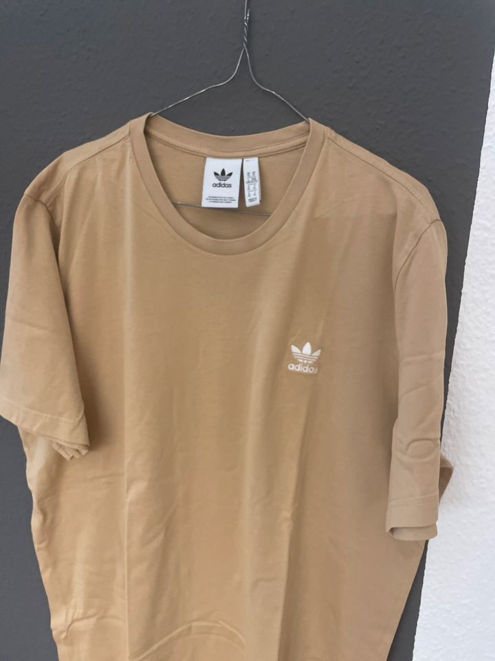 Camel farbenes Essentials Adidas T-Shirt Gr. XL Herren in Stuttgart