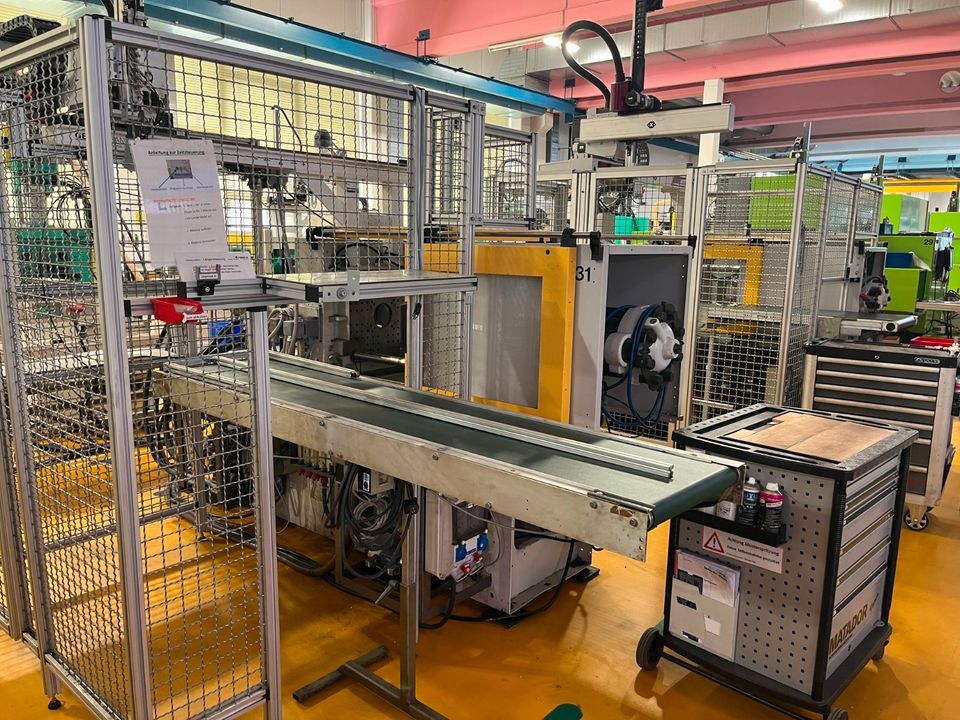 Spritzgießmaschine ARBURG mit Roboter, Förderband, Schutzzaun in Haslach im Kinzigtal