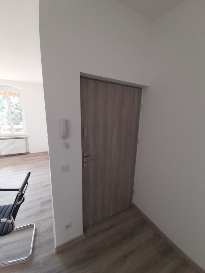 3 Zimmer Küche Bad 88 m2 und 8 m2Holzbalkon Modern in Zeitz