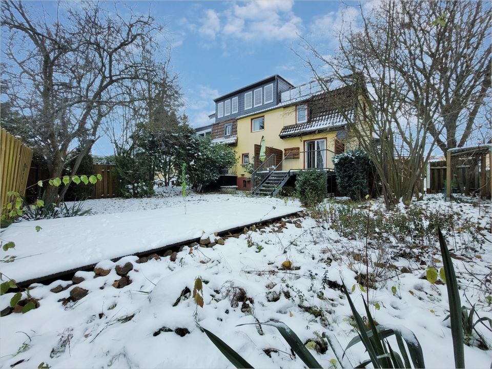 Ein Haus im Haus! Top geschnittene und helle 2-Zimmerwohnung samt Terrasse, Garten und großem Bad! in Wolfsburg