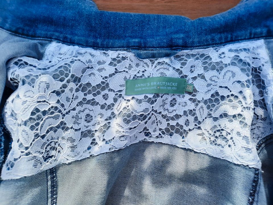 Braut Jeansjacke, kurz mit Spitze in blau. Anni's Brautjacke 3 XL in Hamm