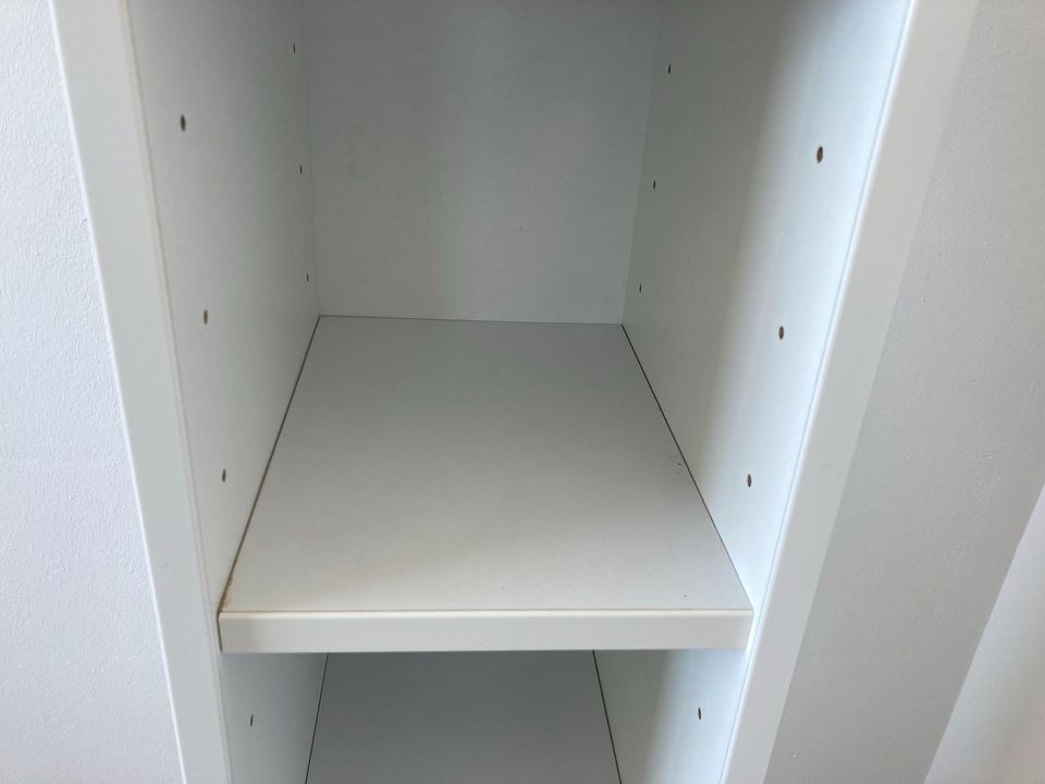 #A Bücherregal weiß Regal Hochschrank 202 cm Ikea Holz Wohnzimmer in Burgstädt