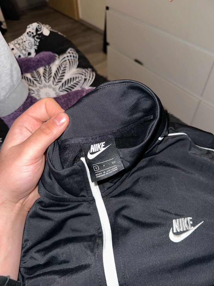 Nike Jacke in S Schwarz in Köln