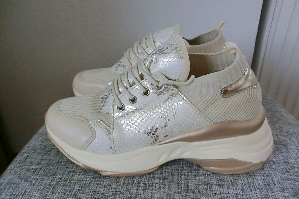 Sneaker Gold /Beige Gr. 40 *NEU* in Wolpertswende