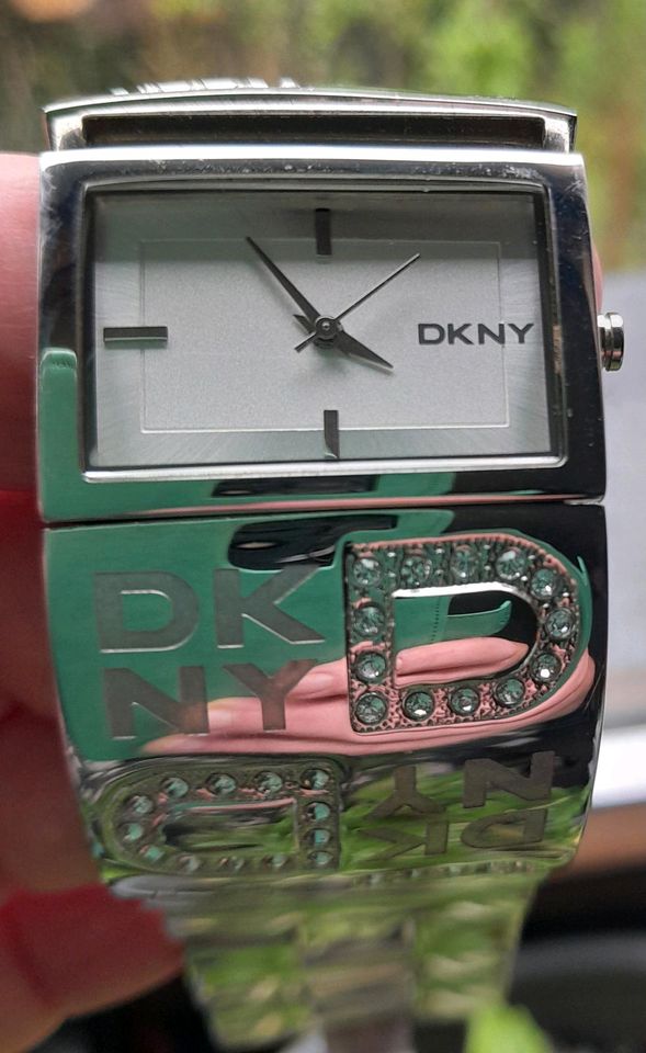 DKNY Armbanduhr mit Strass in Mülsen