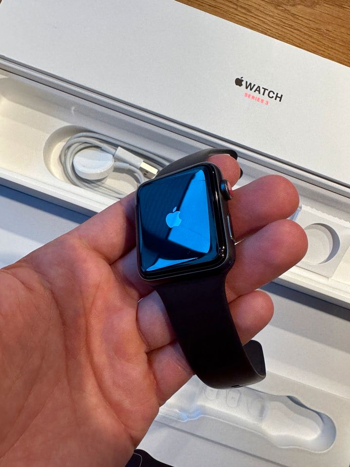 Apple Watch 3 cellular 42mm guter Zustand in Nürnberg (Mittelfr)