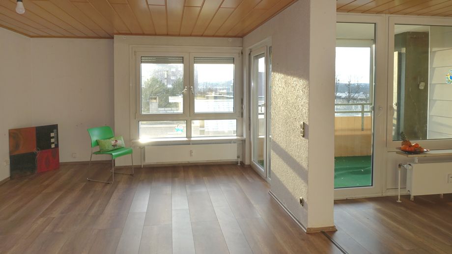 Ausblick + Ruhe : 4 Zimmer mit EBK, Balkon, TG und Aufzug in Stuttgart