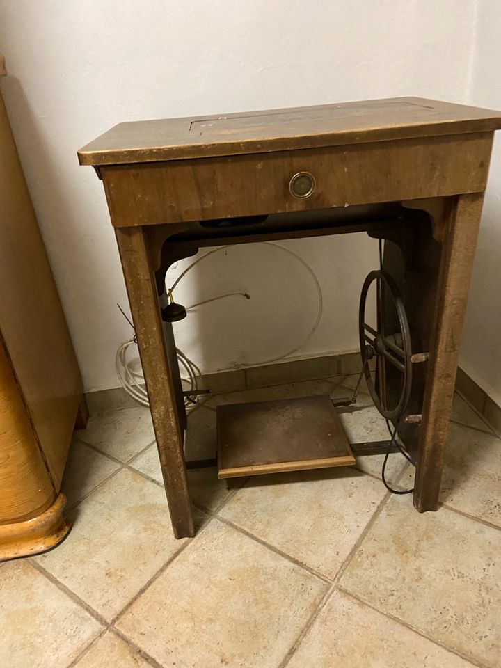 Dürrkopp Nähmaschine mit Fußpedal, im Tisch versenkbar antik/alt in Hünfelden