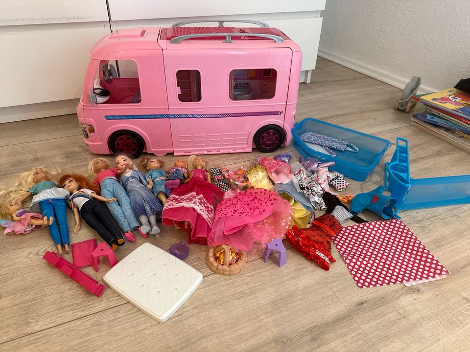 Barbie Wohnmobil inkl. diverser Puppen und Kleidung in Osterholz-Scharmbeck