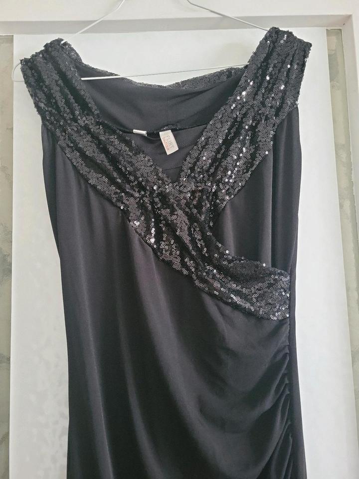 Elegantes langes Kleid mit dezenten Pailletten am Revers in Hamburg