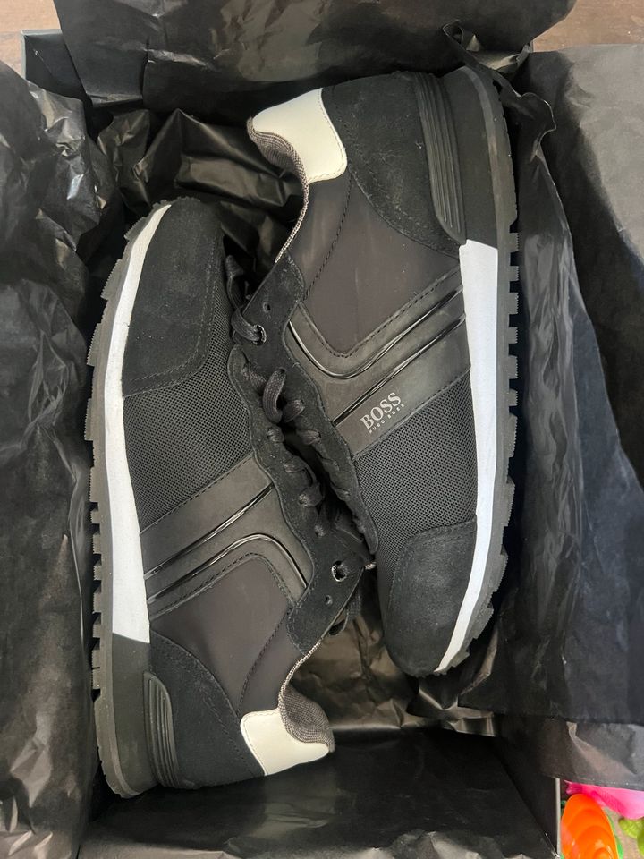 Neuwertige Herren Sneaker Hugo Boss 44 in Aying