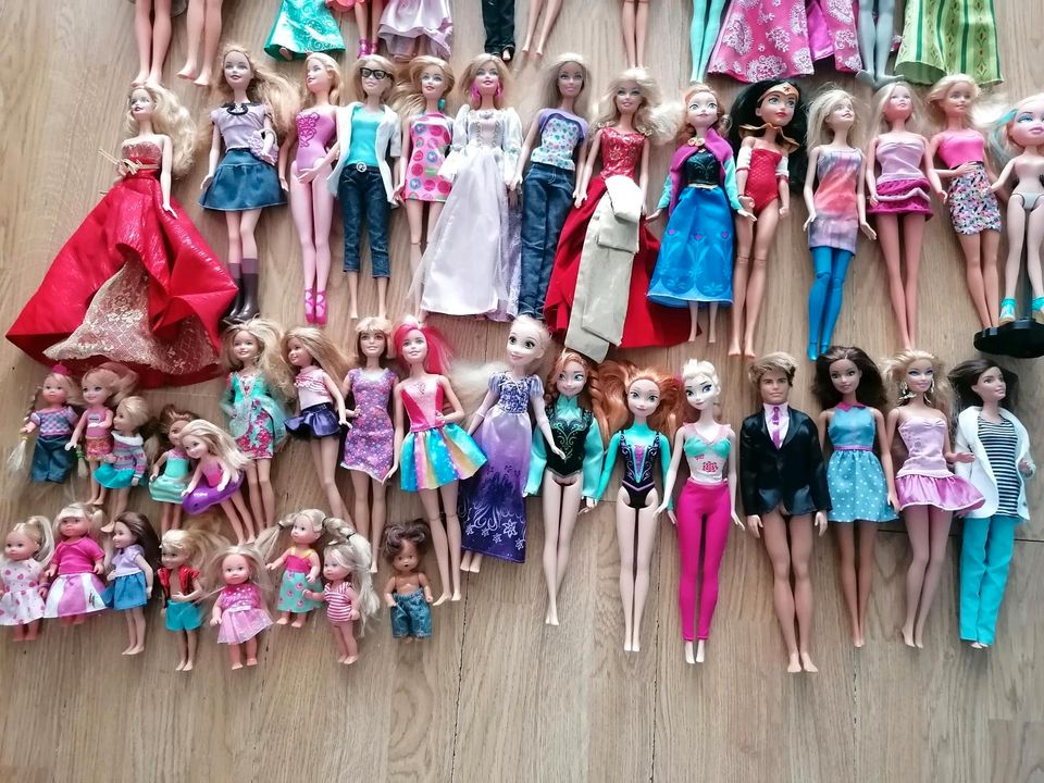 Diverse Barbie Puppen in Goch