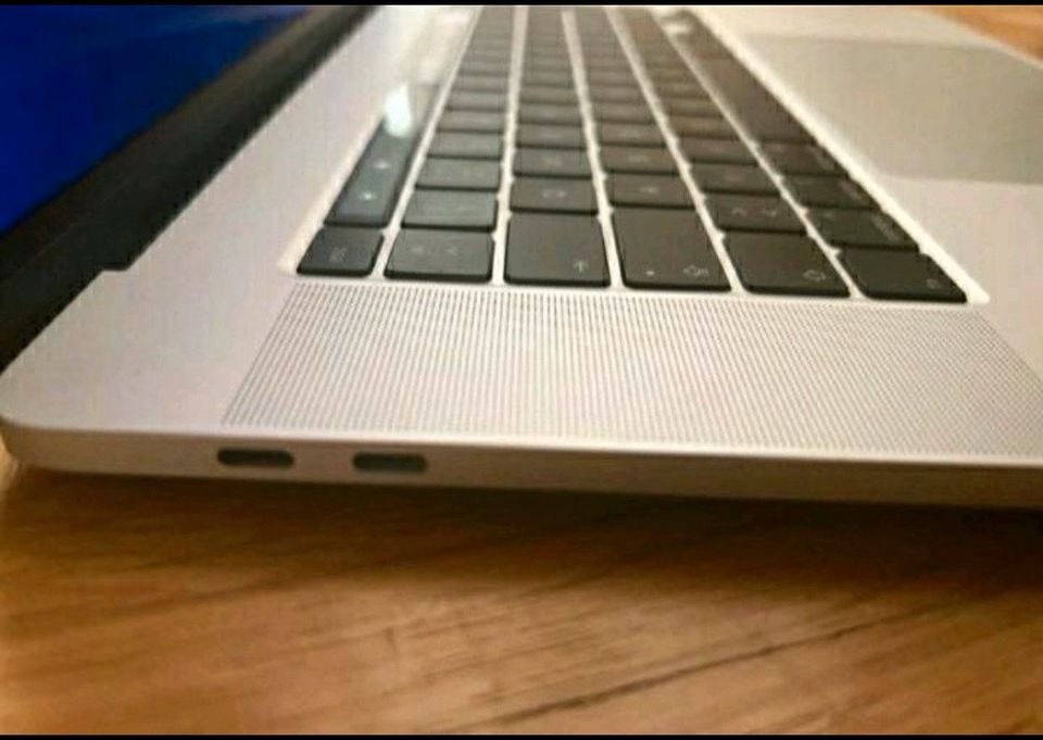 Apple MacBook Pro 16 Zoll, 2019, AMD Radeon Pro 5500M, 1TB, 16GB in Solingen