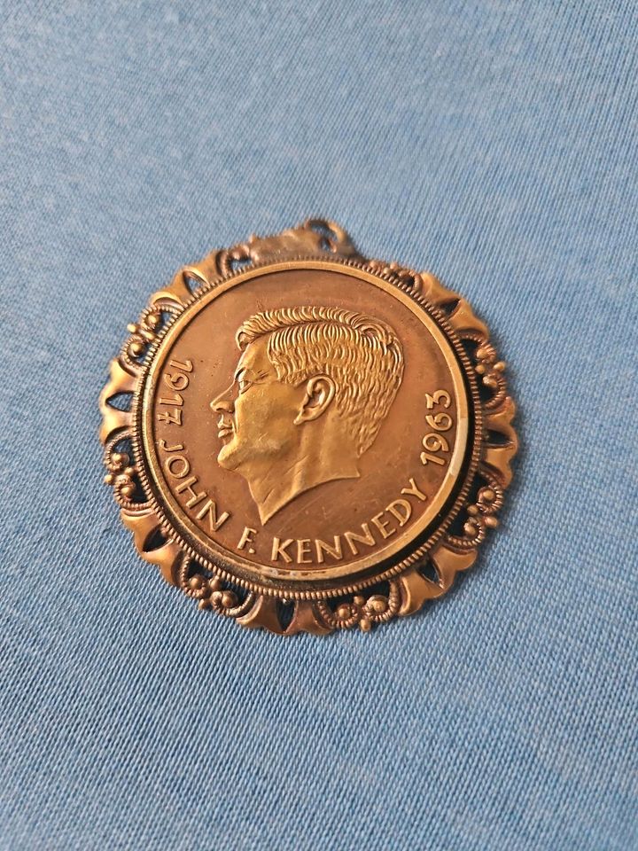 John f.kennedy münze als Anhänger sher alt in Weilburg