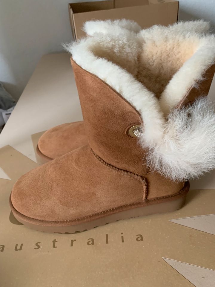 UGG Irina Boots 39 Chestnut mit Swarovski Nadel neu und OVP in Hümmerich