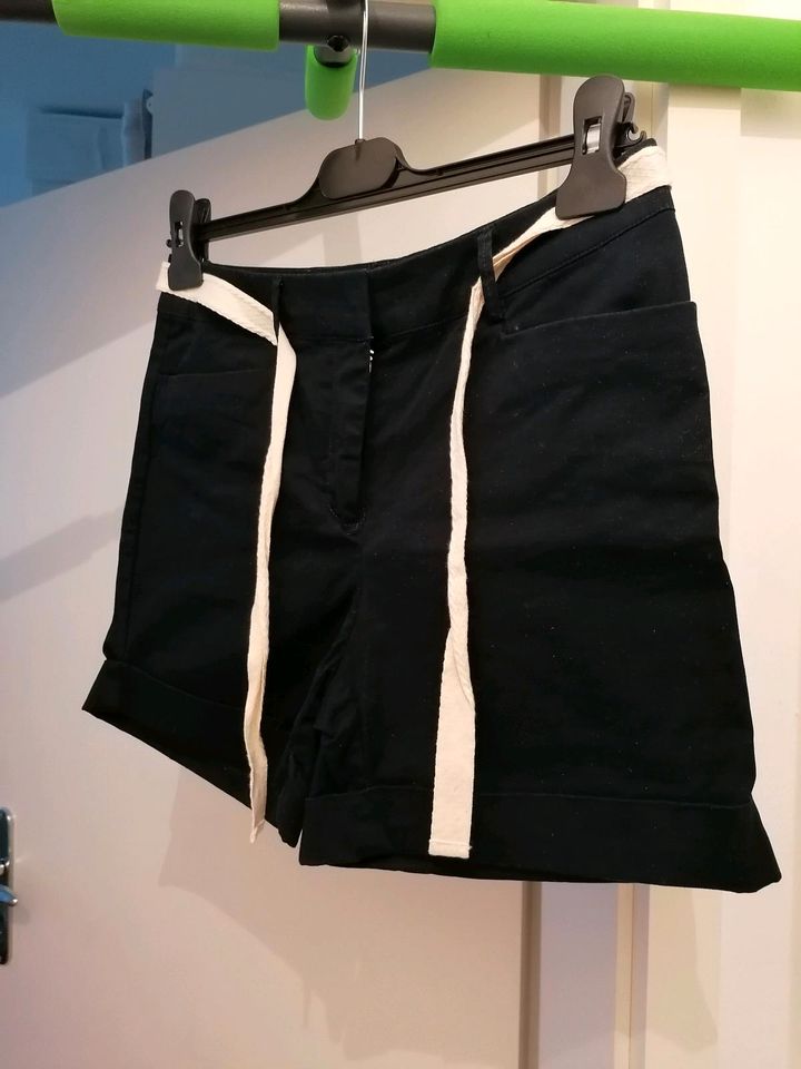 Mango NEUe elastische Shorts mit Gürtel S blau dunkelblau creme in Regensburg