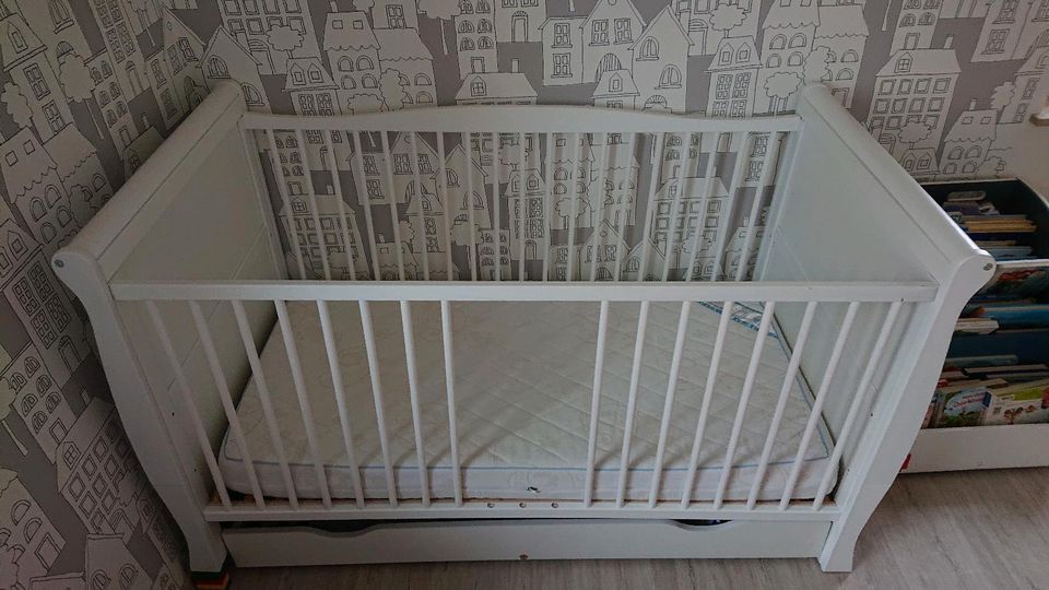 Babybett/Gitterbett höhenverstellbar inkl.Matratze und Schublade in Zeithain
