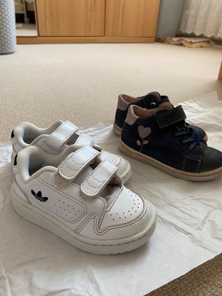 Adidas Schuhe Kinder Babys Blau und Weiß in Unterschleißheim