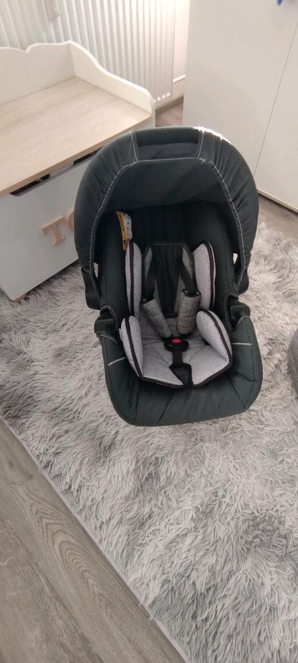 Babyschale und Babywanne von Hauck zu verkaufen in Haigerloch