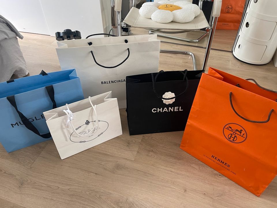 Chanel Hermes Prada Mugler Balenciaga Tuten Taschen einkauftasche in Hamburg