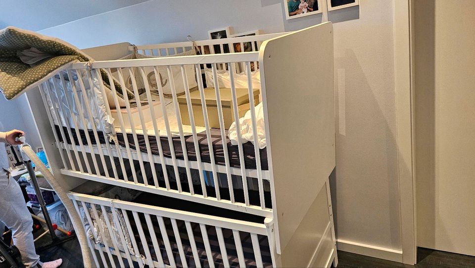 2x Kinderbettchen  höhenverstellbar in Papenburg