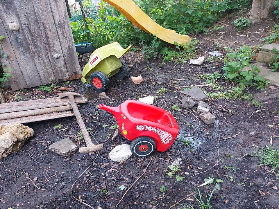 Claas Traktot mit Anhänger und Bobbycar Anhänger zu verschenken in
