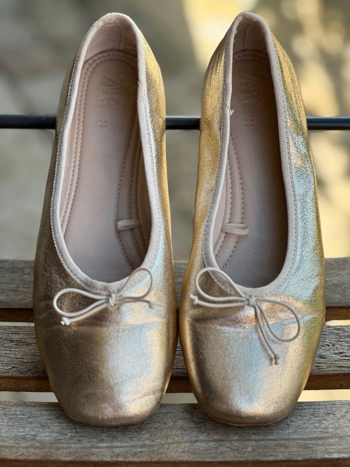 Zara goldene Ballerinas in Achim