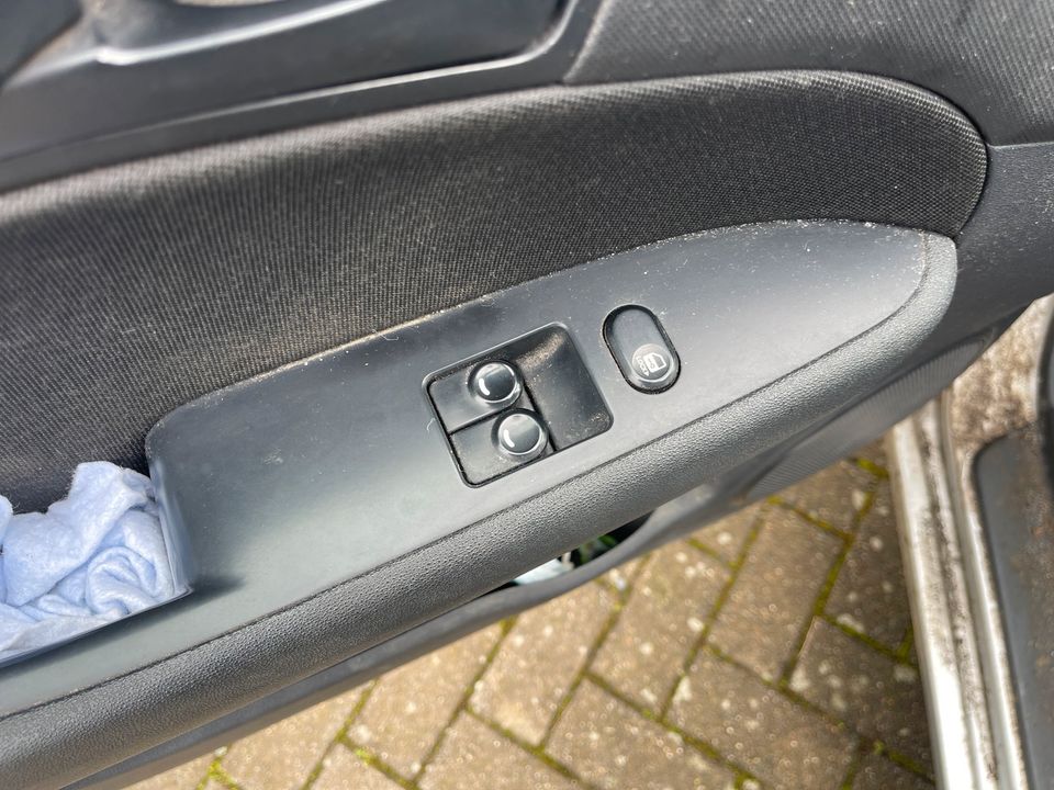 Hyundai i30 1,4 Benzin TÜV NEU Motorproblem! in Lahntal