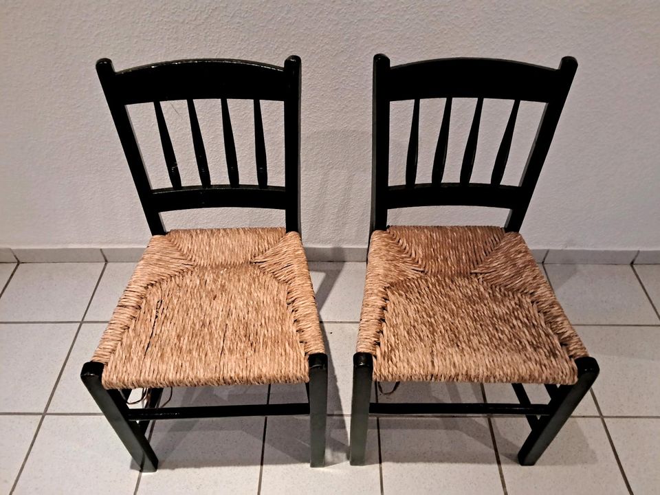 2 Stühle, als Deko oder zum aufarbeiten in Kutenholz