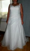 Brautkleid in ivory mit langer Schleppe Größe 44/46 Hessen - Babenhausen Vorschau