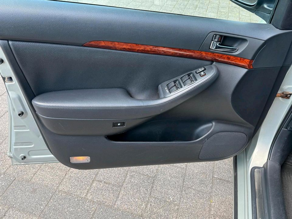Toyota Avensis 25T Automatik Benzin in Kiel