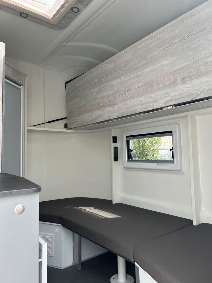 Pferdetransporter JL Trailer Neues Modell 3 Pferde mit Wohnung in Seligenstadt