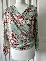 Seidige Kurz Wickel-Bluse von Zara - Gr. M - mint rot Hessen - Münzenberg Vorschau