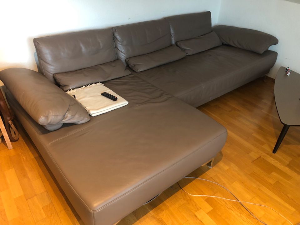 Leder Couch mit Liegegläche in Solingen