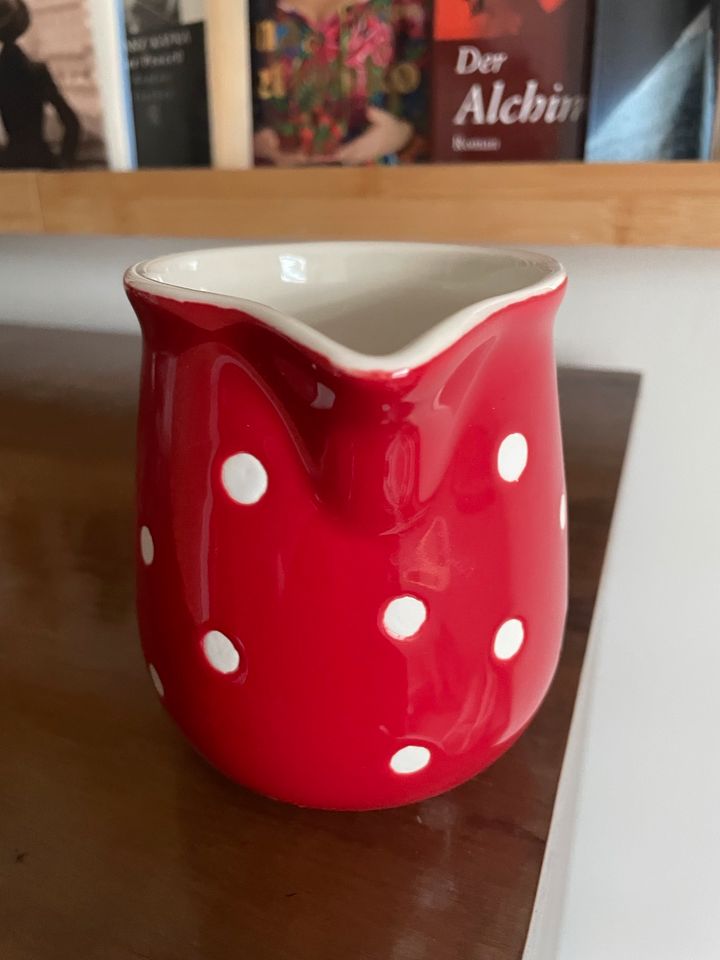 Milchkrug rot mit weißen Punkten Milchkännchen in München