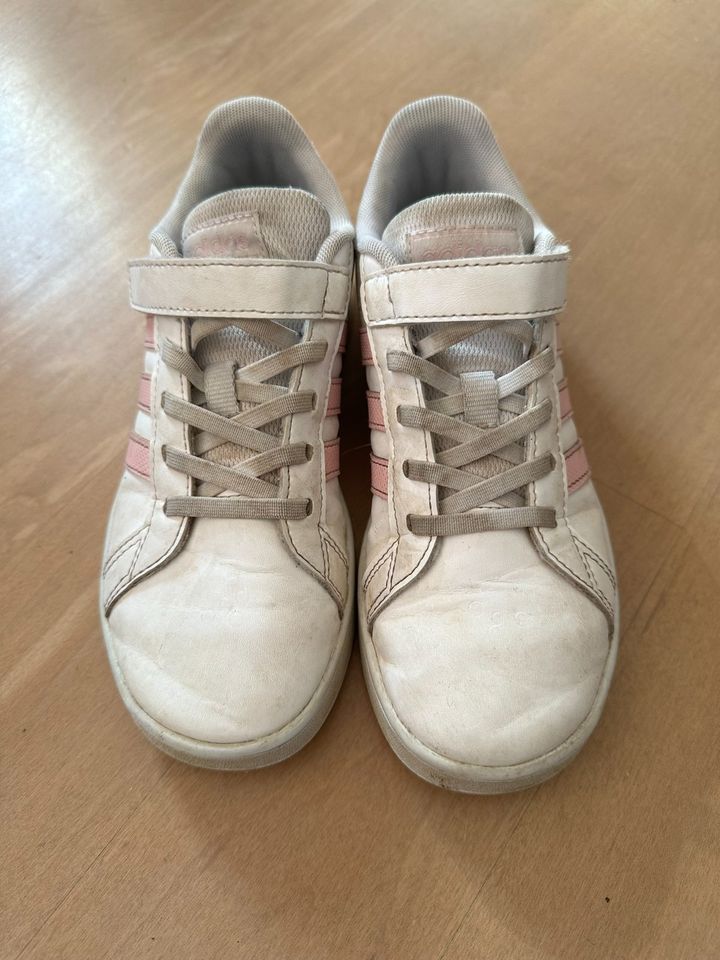 Adidas Sneaker Turnschuhe Mädchen 34 weiß rosa in Freiburg im Breisgau