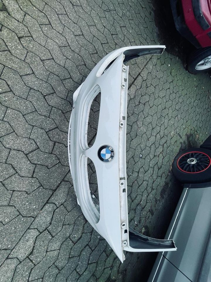 Stoßfänger 1er BMW mit BMW Symbol Alpin Weiss 2016 in Bielefeld