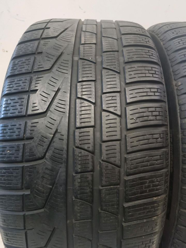 2x 295/30 R20 97V Pirelli Winterreifen 6MM! in Uhingen